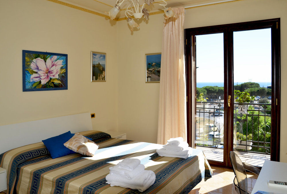 Airport House Bed & Breakfast 2*