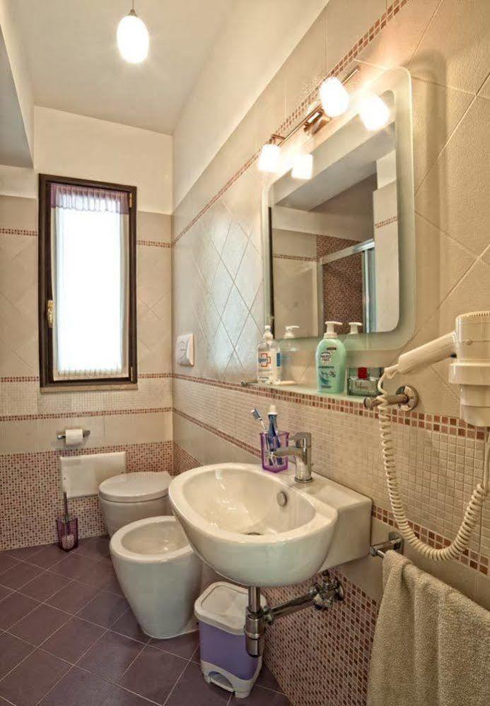Airport House Bed & Breakfast 2*